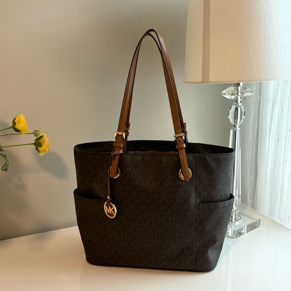 Michael Michael Kors

EAST WEST JET SET SIGNATURE LOGO TOTE